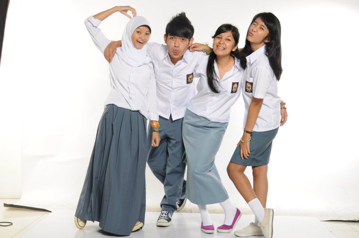 Keliling Dunia Melihat Tipe Seragam Siswi SMA